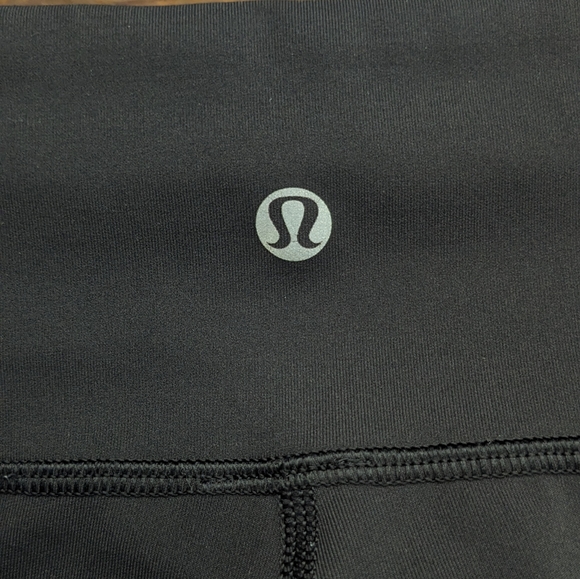 Lululemon Woman's Yoga Align Crop Leggings 25" Inseam, size 6 Black - Picture 8 of 10